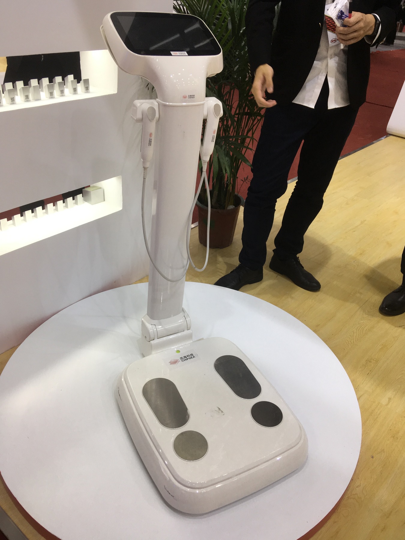 芯?？萍颊古_(tái)上的體脂秤，健身必備