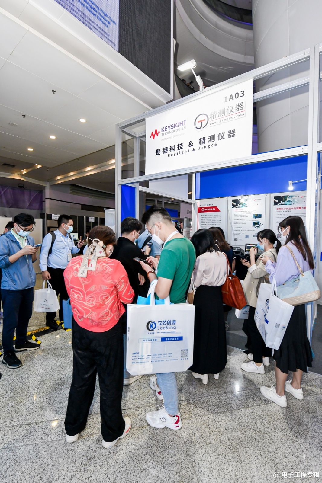AspenCore主辦的國際集成電路展覽會暨研討會（IIC Shenzhen 2022）于2022年11月10日在深圳大中華交易廣場正式拉開帷幕，展區現場設置的A區展位，匯聚了芯華章、安謀科技、比亞迪半導體、芯馳科技、東芯半導體等國內外知名企業。其中是德科技＆精測儀器展臺前人頭攢動，有參觀儀器的，有參與現場活動，展位氛圍拉到高潮。